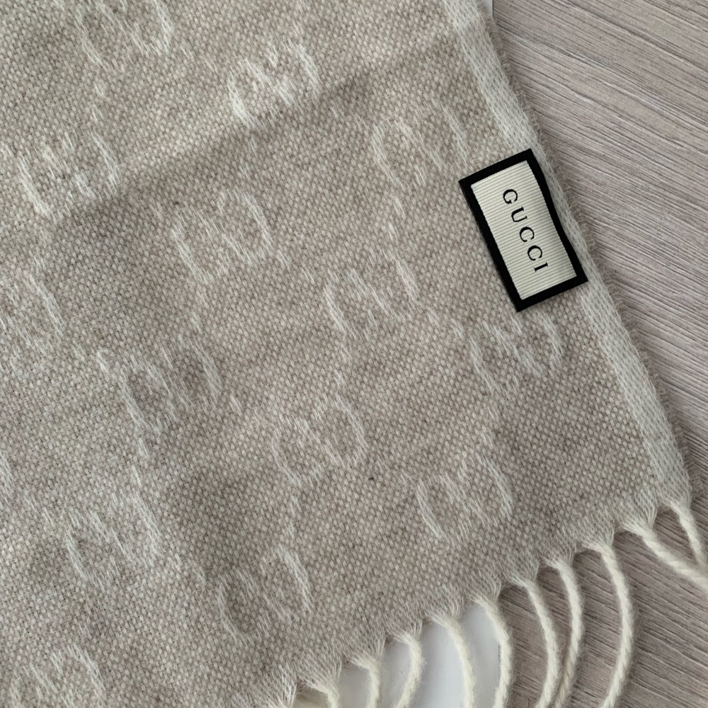 💝💝💝GUCCI AUTHENTIC NEW Wool Monogram Web Scarf, beige/blue/red💝💝💝 - Picture 8 of 15